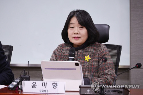 위안부 피해자 할머니 후원금을 횡령한 혐의로 재판에 넘겨진 윤미향 의원(사진)이 이번에는 일본 친북단체 행사에 참석해 비판받고 있다. 연합뉴스